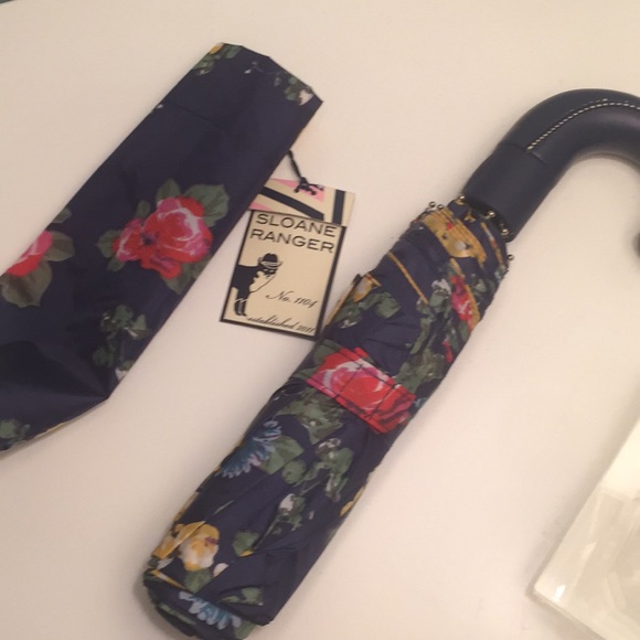 ☔️🆕Cute Rose print umbrella.Dark blue w/flowers☔️ - Picture 5 of 6